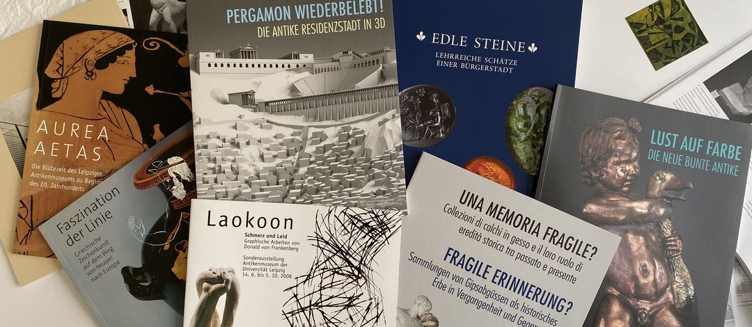 Mehrere Publikationen aus dem Bestand des Museumsshops des Antikenmuseums