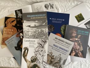 Mehrere Publikationen aus dem Bestand des Museumsshops des Antikenmuseums