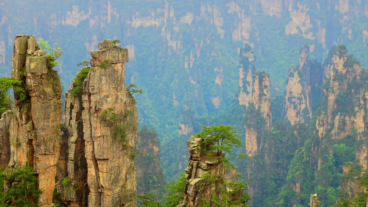enlarge the image: schmale Steinberge in einem Naturschutzgebiet in Hunan