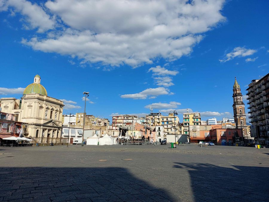 zur Vergrößerungsansicht des Bildes: Blick auf die Piazza Mercato in Neapel, im Hintergrund die Kirche Santa Maria del Carmine