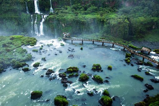 Wasserfall im Wald, Brasilien