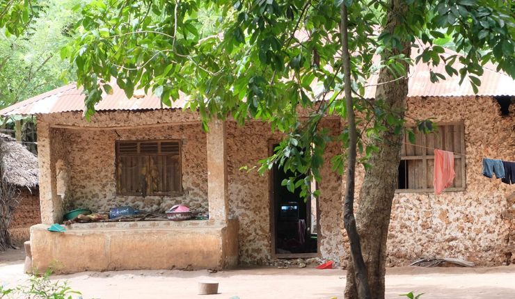 Auf dem Bild sehen wir eine Baraza eines Hauses (ein halb-öffentlicher Raum zum sozialen Austausch, der wie eine Veranda aussieht) in Makunduchi, einem Dorf im Süden Zanzibars. Foto: Berenike Heichhorn.