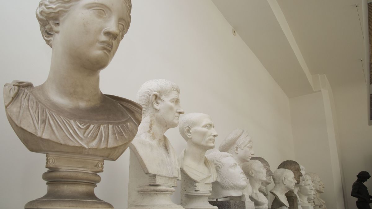 Gipsabgüsse antiker Skulpturen und Porträtköpfe männlicher und weiblicher Figuren