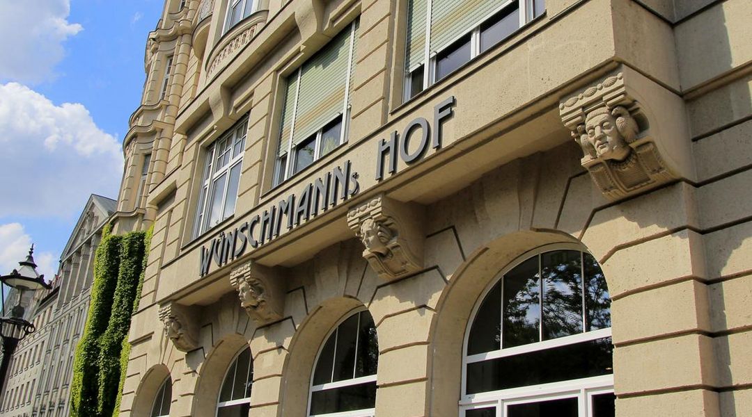 Über dem Eingangsportal des Institutsgebäudes steht der Schriftzug Wünschmanshof