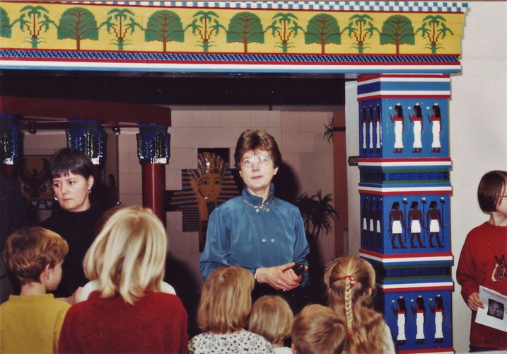 Frau Blumenthal bei einer Führung durch die Legoausstellung 1996. Foto: Ägyptisches Museum Leipzig