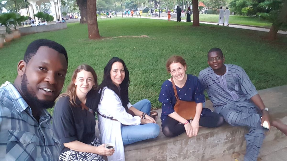 Ein Selfie von vier DoktorandInnen und einer Mitarbeiterin des IfA in ihrer Mitte in Forodhani Garden in Sansibar