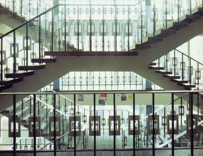 Treppenaufgang im Seminargebäude von der Seite gesehen, Foto: Mirko Vieser