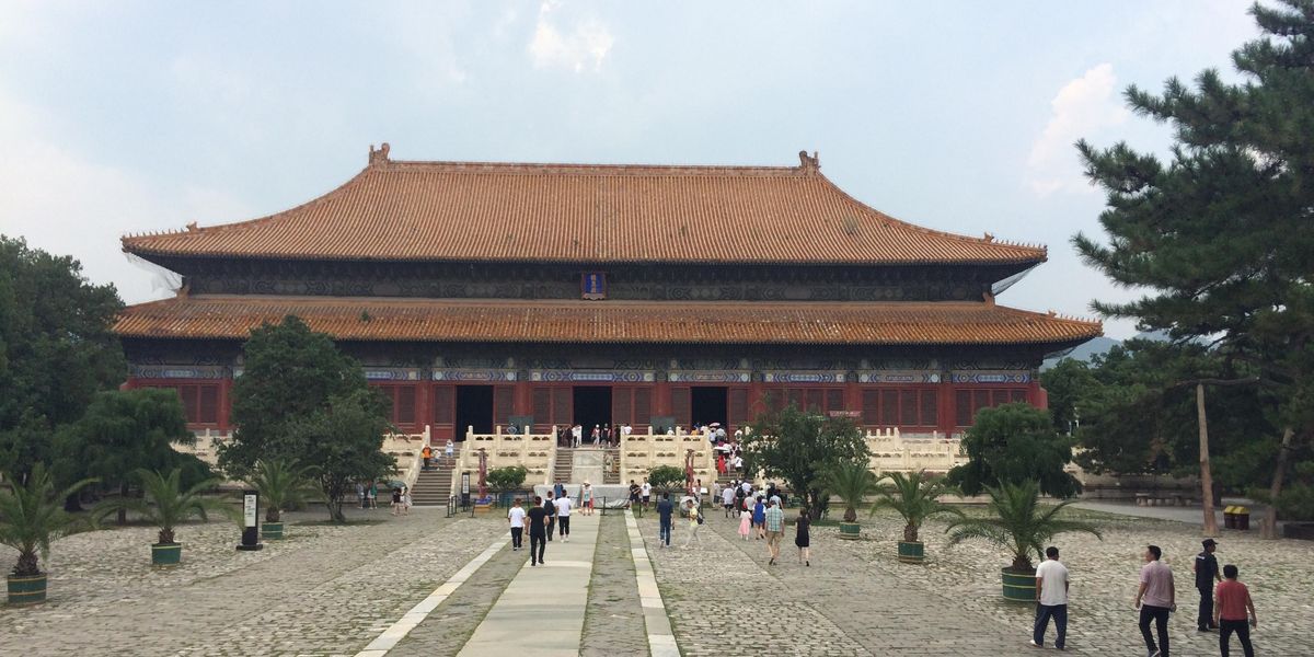 zur Vergrößerungsansicht des Bildes: Gebäude zu Ehren des Kaisers Yongle, Foto: Merle Schatz