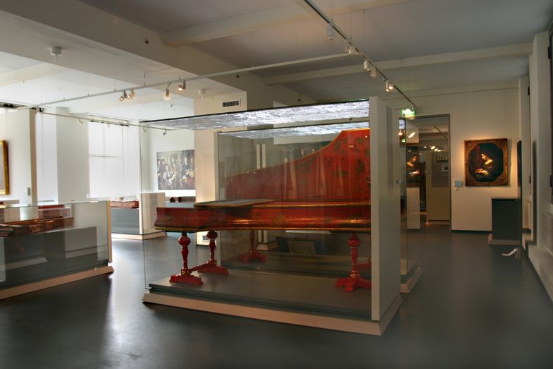 Zu sehen ist ein Flügel, der im Cristofori-Saal des Musikinstrumentenmuseums ausgestellt ist.