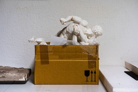 zur Vergrößerungsansicht des Bildes: Gipsabguss einer kleinformatigen Skulpturengruppe gepolstert in einer Box