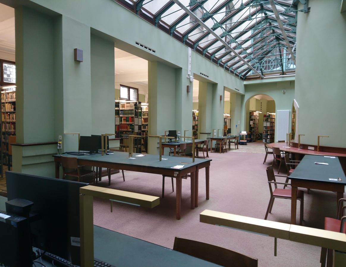zur Vergrößerungsansicht des Bildes: Leerer Lesesaal der Bibliothek der Fakultät für Geschichte, Kunst- und Regionalwissenschaften. 