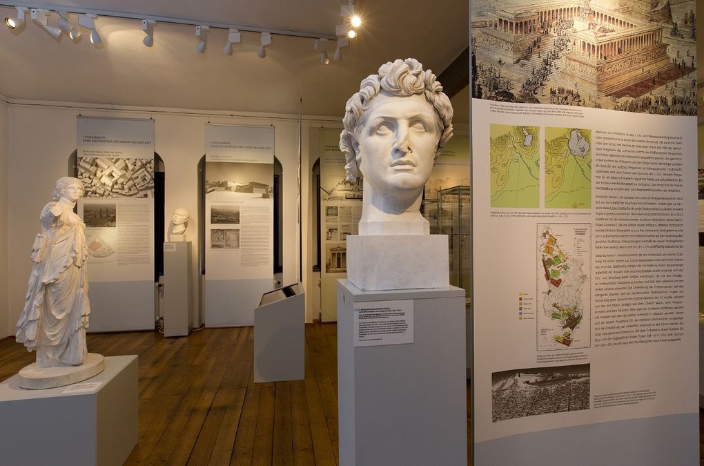 Einblick in die Sonderausstellung "Pergamon wiederbelebt - Die antike Residenzstadt in 3D"