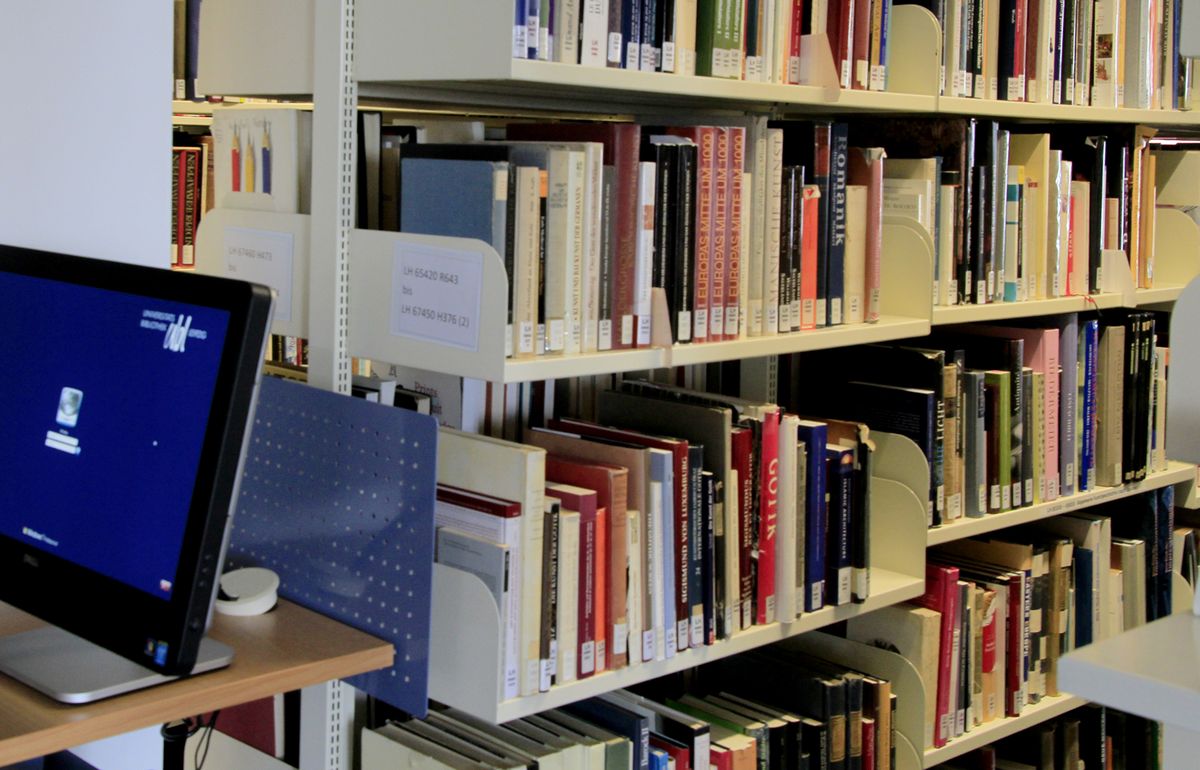 zur Vergrößerungsansicht des Bildes: Im Präsenzapparat der Bibliothek "Kunst" stehen Bücher zur Nutzung und PCs für die Recherche bereit.