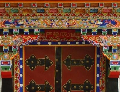 Es ist eine bunt verzierte Tür eines tibetischen Klosters zu sehen, Foto: Katrin Querl