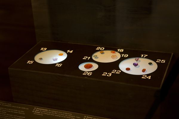 Nahaufnahme von Gemmen in einer Ausstellungsvitrine aus der vergangenen Sonderausstellung "Edle Steine - Lehrreiche Schätze einer Bürgerstadt" im Antikenmuseum Leipzig