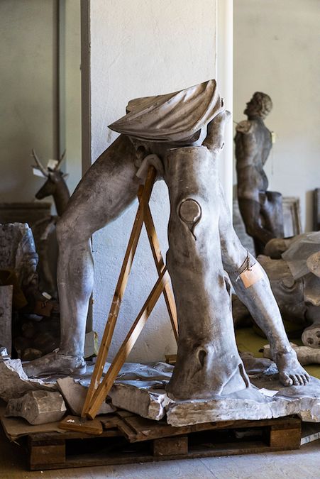 zur Vergrößerungsansicht des Bildes: Teilabguss eines männlichen Unterkörpers der Statuengruppe Toro Farnese