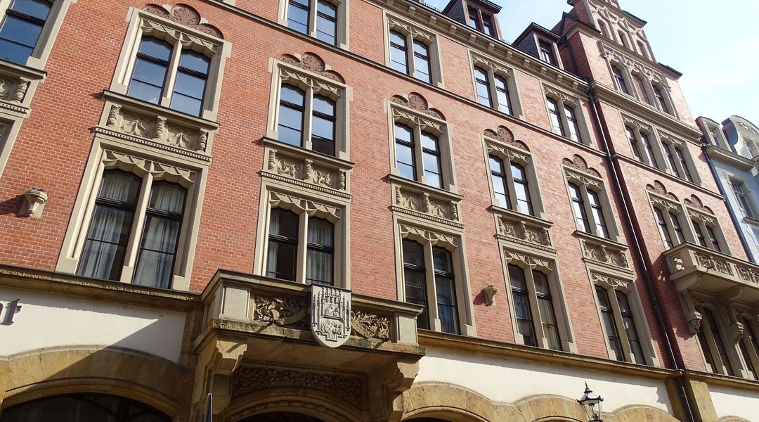 Außenfassade des Roten Kollegs in der Ritterstraße