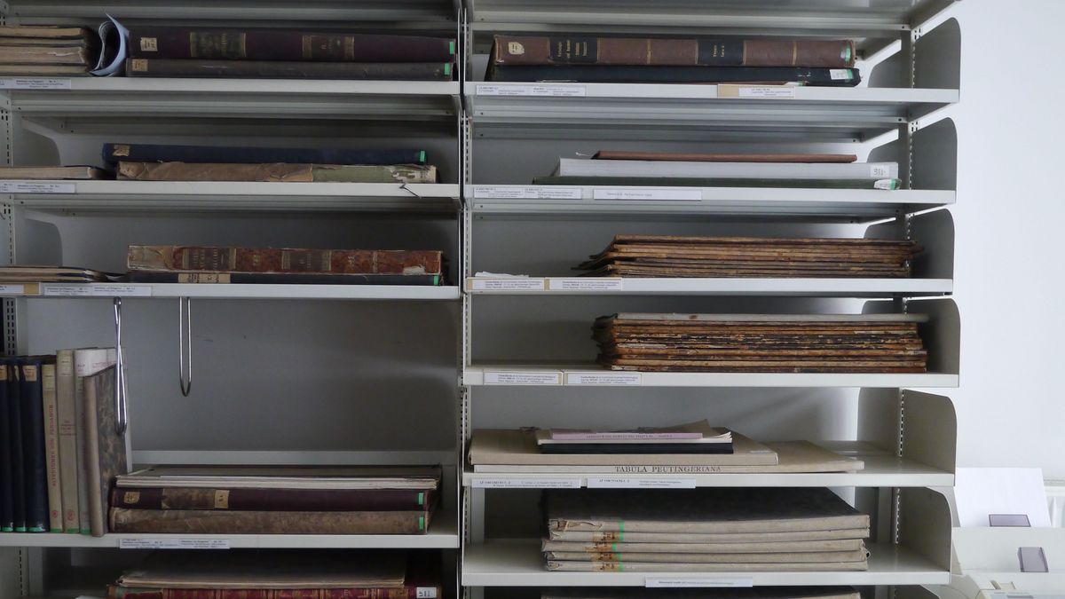 zur Vergrößerungsansicht des Bildes: Großformatige und seltene Bücher werden in besonderen Regalsystem in der Bibliothek gelagert