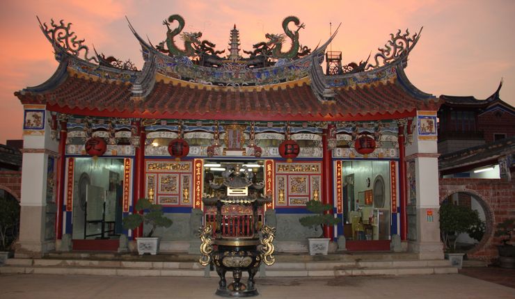 Der in Abendrot getauchte Tempel Lantian Shuyuan in Taiwan 2011. Foto: Philip Clart