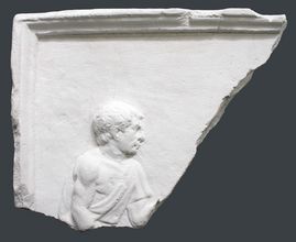 Gips des Fragments eines römischen Reliefs. Foto: Grit Friedmann