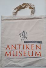 Stoffbeutel mit dem Logo des Antikenmuseums aus dem Museumsshop des Antikenmuseums